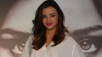 Siêu mẫu Miranda Kerr khoe chân thon